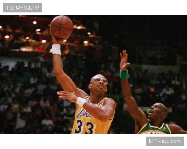 贾巴尔高效背打优势明显 超越张伯伦成为历史得分王