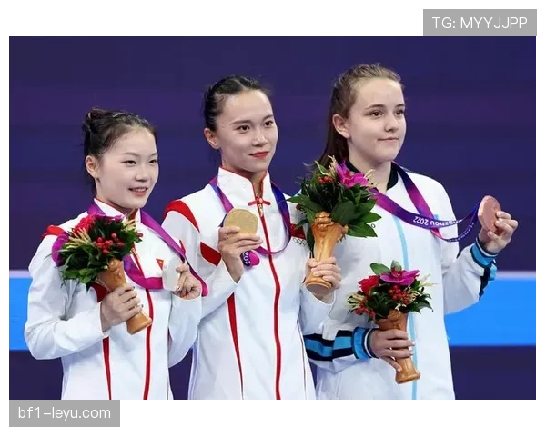 朱雪莹训练完顺手买了个包，价格够我交十年房租